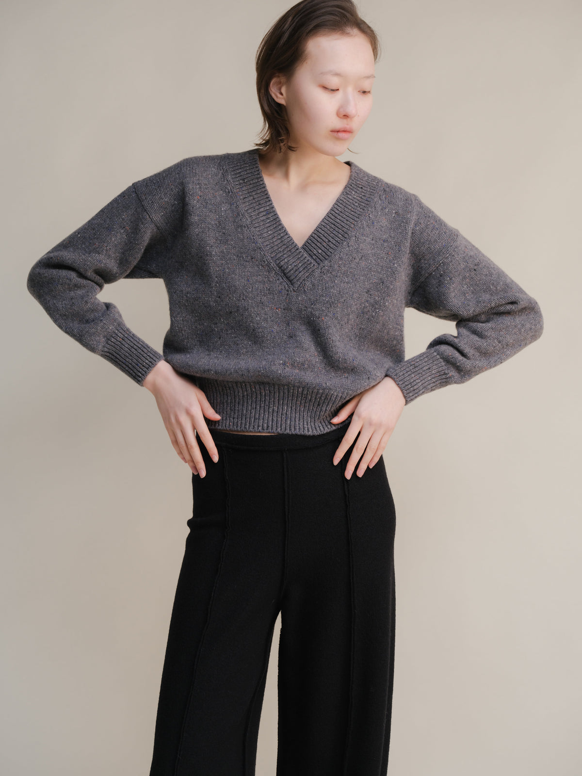 Maglia Cropped in Lana con Doppio Scollo a V e Texture Tweed