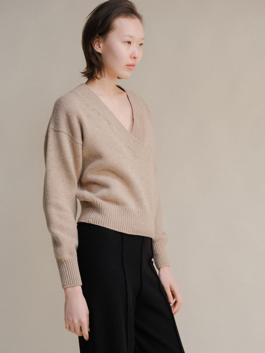 Maglia Cropped in Lana con Doppio Scollo a V e Texture Tweed