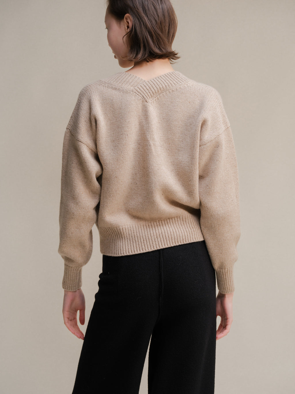 Maglia Cropped in Lana con Doppio Scollo a V e Texture Tweed