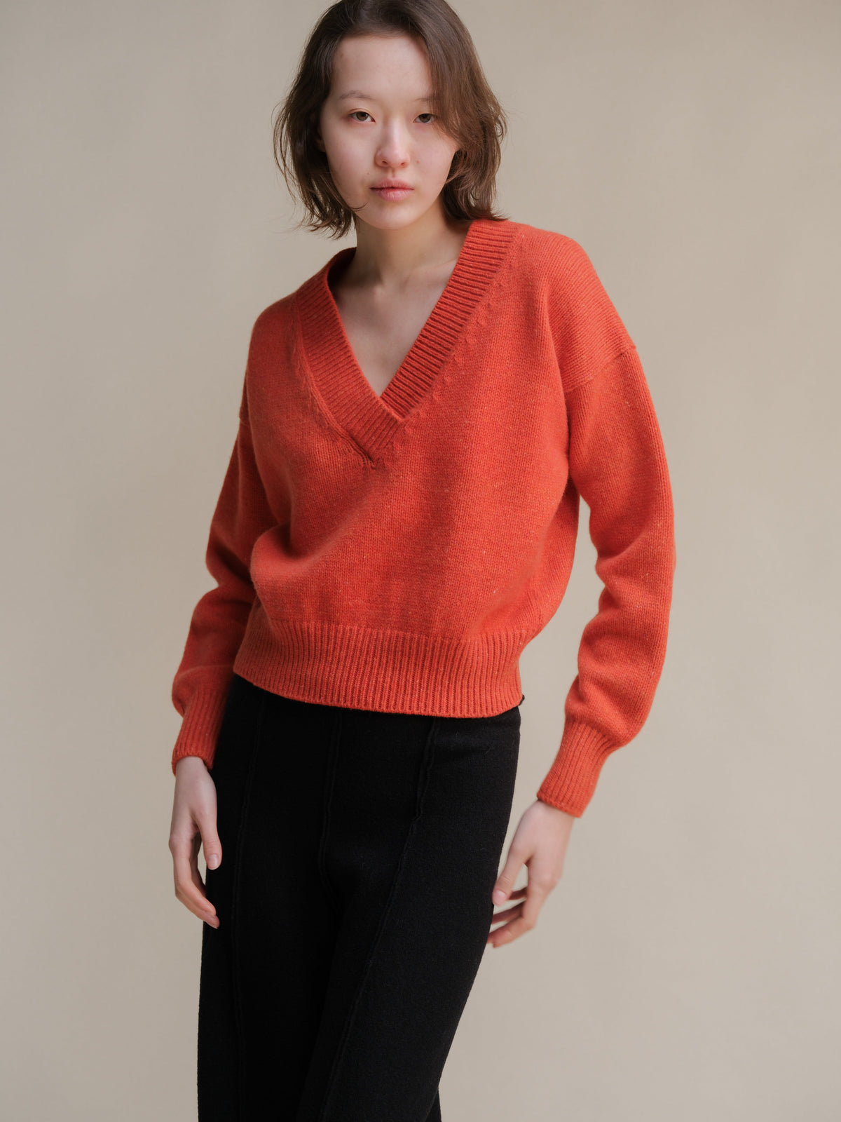 Maglia Cropped in Lana con Doppio Scollo a V e Texture Tweed