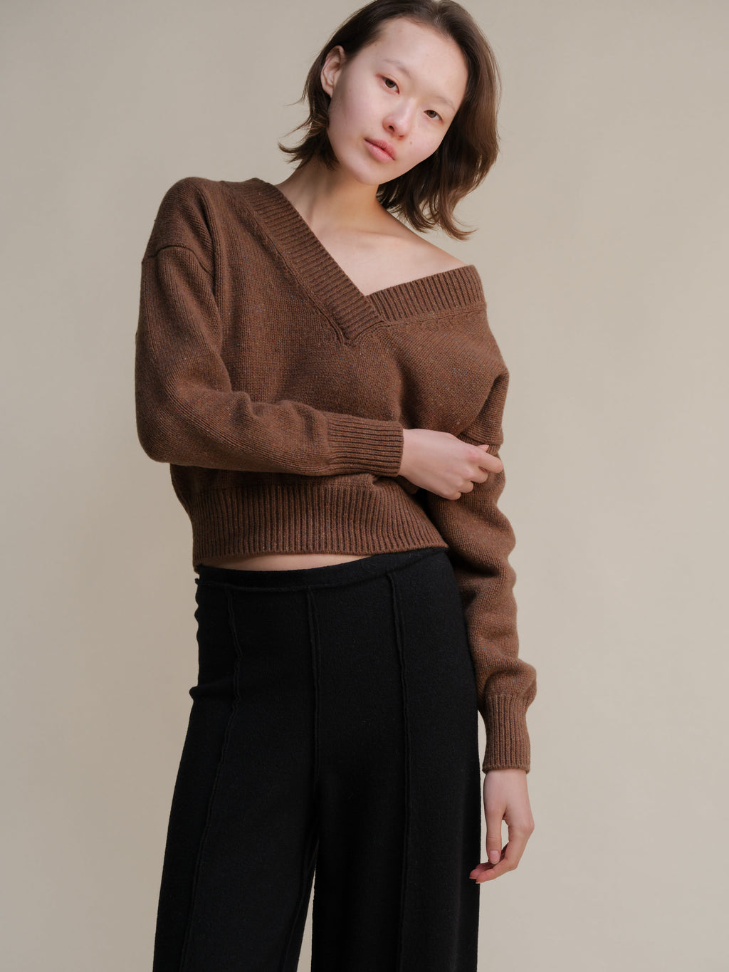 Maglia Cropped in Lana con Doppio Scollo a V e Texture Tweed