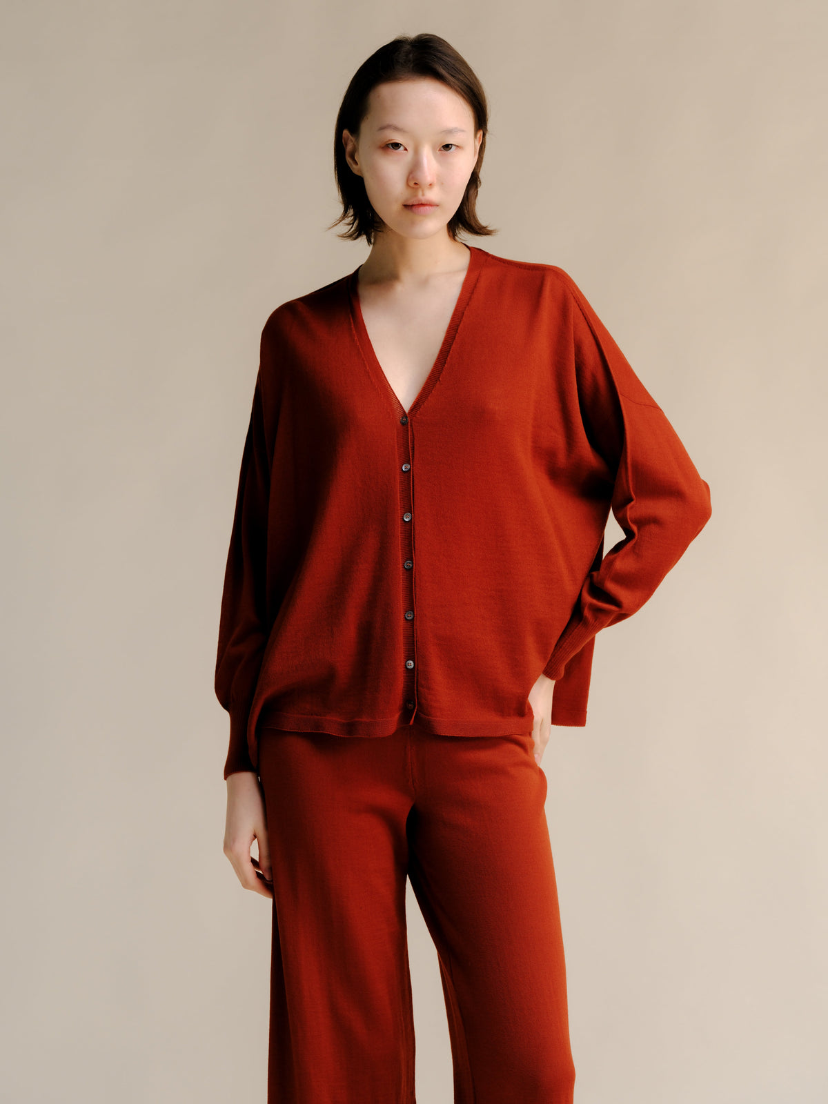 Cardigan Scollo a V in Pura Lana Merino Extrafine - MaisonRivelle