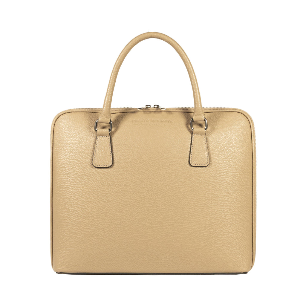 RB1019AQ | Valigetta Business Unisex in Vera Pelle Made in Italy, con tracolla removibile. Attacchi con moschettoni in metallo con finitura nichel lucido.  Colore: Taupe Dimensioni: 37 × 29 × 6,5 cm
