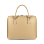RB1019AQ | Valigetta Business Unisex in Vera Pelle Made in Italy, con tracolla removibile. Attacchi con moschettoni in metallo con finitura nichel lucido.  Colore: Taupe Dimensioni: 37 × 29 × 6,5 cm