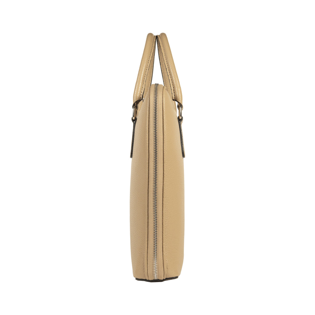 RB1019AQ | Valigetta Business Unisex in Vera Pelle Made in Italy, con tracolla removibile. Attacchi con moschettoni in metallo con finitura nichel lucido.  Colore: Taupe Dimensioni: 37 × 29 × 6,5 cm